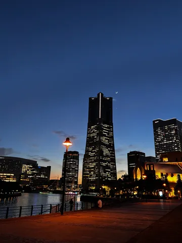 都会の夜景、静かな水辺に灯る光