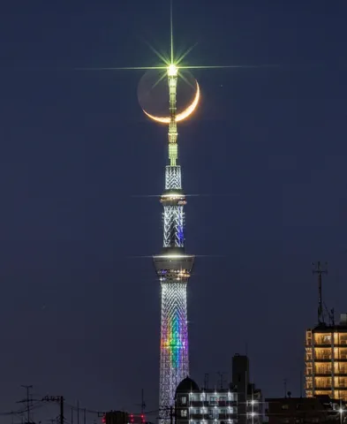 夜空に浮かぶ月影のタワー