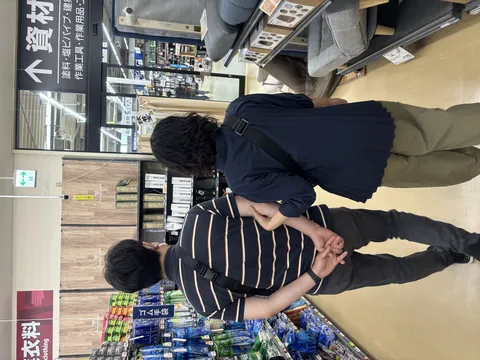 腕組みで日用品探しの旅