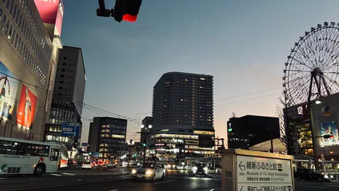 夕暮れ時の都会の交差点