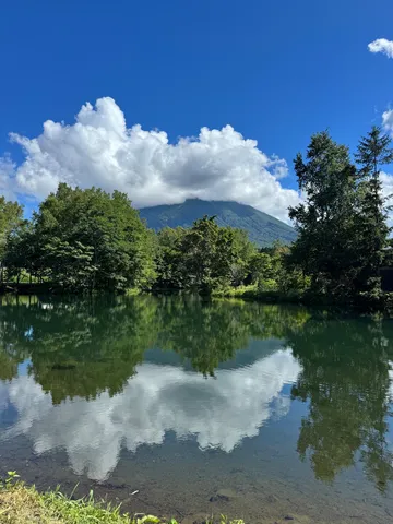 静寂の湖面に映る山の影