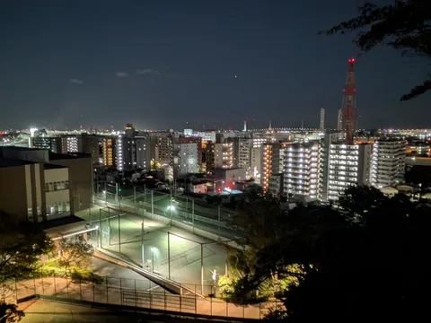 夜の街と灯るコート