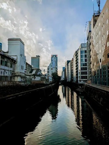水面に映る都市の詩