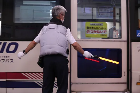 夜の安全を守る光の道しるべ