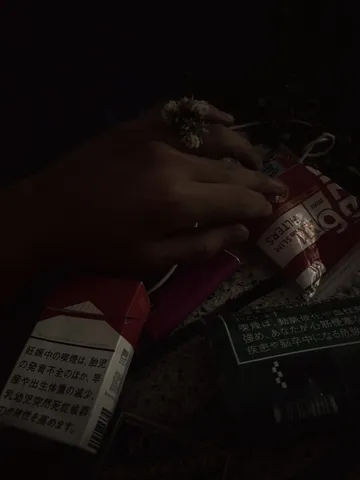 静かな夜のひととき、指先に小さな花