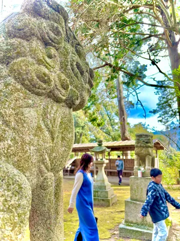 苔むす獅子と家族の散策