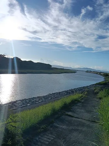 青空と水面のコントラスト