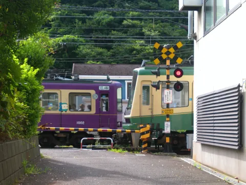 色と風が交差する踏切