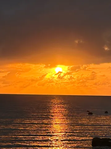 燃えるような夕焼け、水平線に沈む太陽