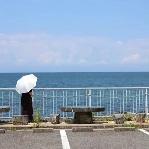 海辺の白傘と静寂