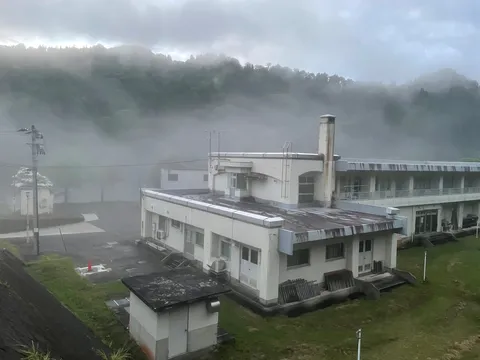 霧に包まれる学び舎