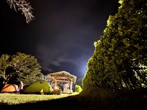 焚き火が灯る夜のキャンプ