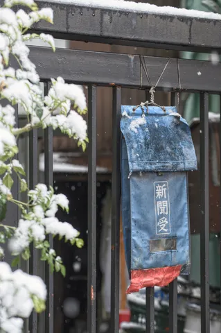 雪降る日の新聞受け