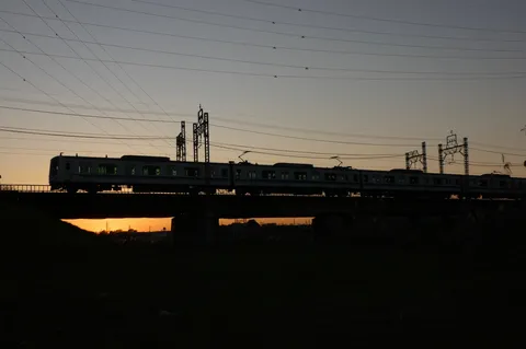 夕暮れを駆ける静かな列車