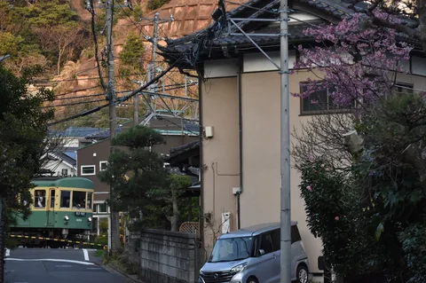 路地を横切る時間の影