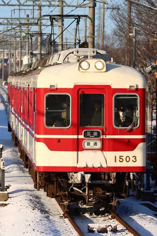 雪景色に映える赤い列車1503