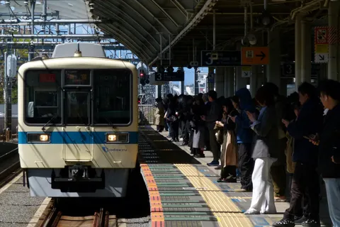 光差すホームに電車が到着