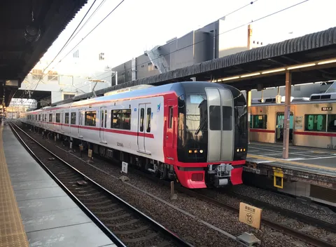 夕暮れ時の鉄路、電車が静かに佇む