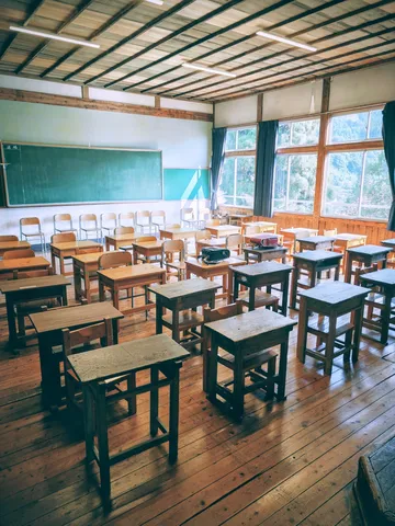 陽光差し込む懐かしの教室