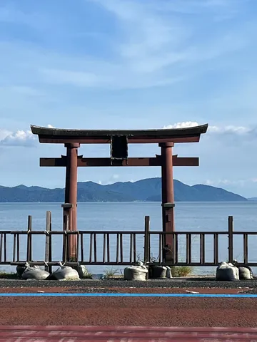 海辺の鳥居、静寂の対比