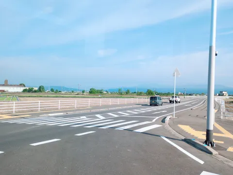 広がる道と空のコントラスト