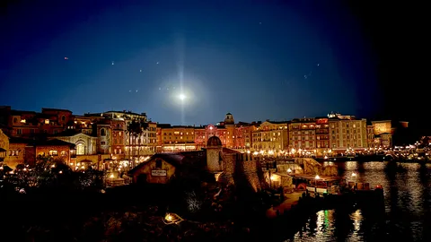 幻想的な月明かりの夜景