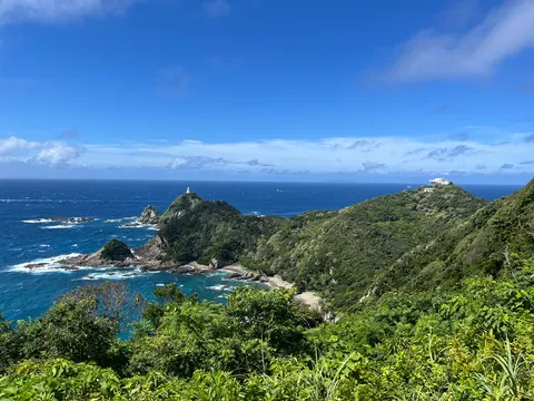 光灯る岬と碧い海