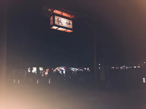 夜の帳に灯る祭りの賑わい