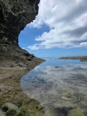 波が残した水鏡、岩壁のコントラスト