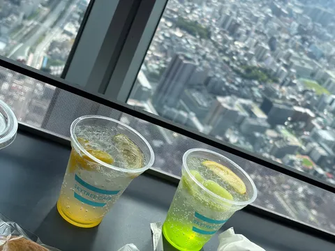 高層カフェの泡と街