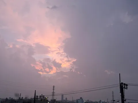 夕暮れの空に染まる街