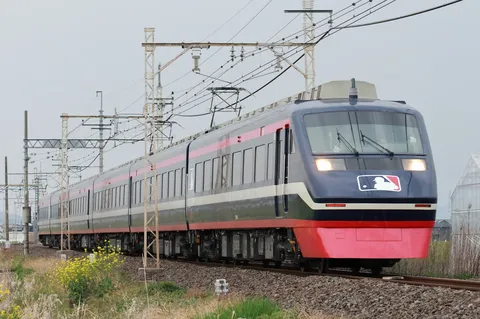空を走る西日カラーの列車