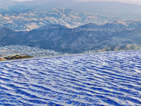 青と山影の静かな眺め
