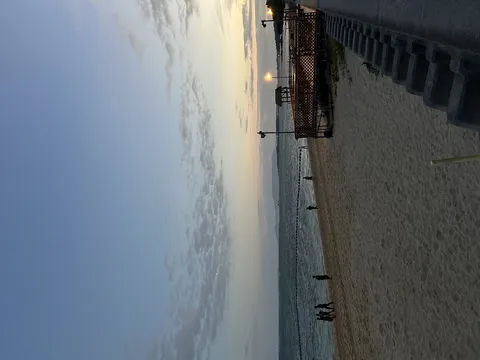 夕暮れのビーチと水辺の明かり