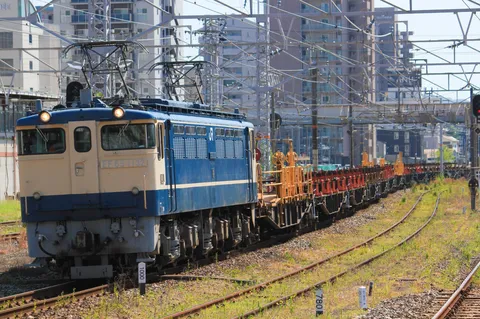 青とベージュのコントラスト、貨物列車の力強さ