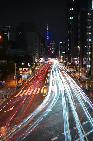 夜を走る光の交差点