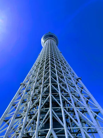 空に伸びるタワーの構造美