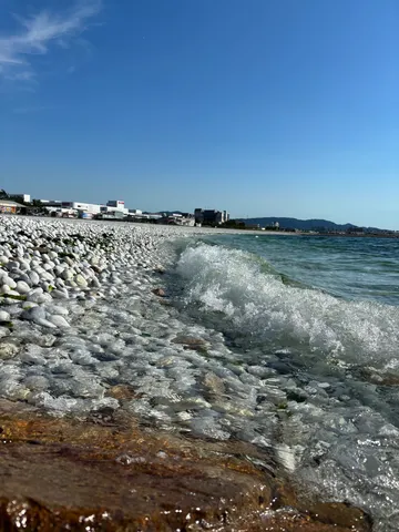 波と白い石と、まさかの街並み