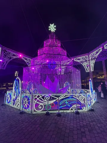夜空に映える幻想的な光の塔