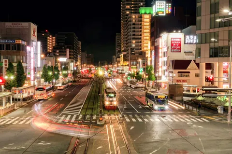 光の軌跡が描く都会の夜