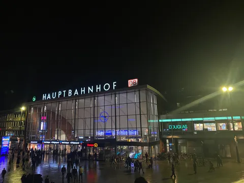 夜に輝くHauptbahnhof