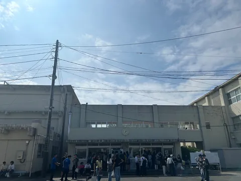 空と人がつなぐ街の朝