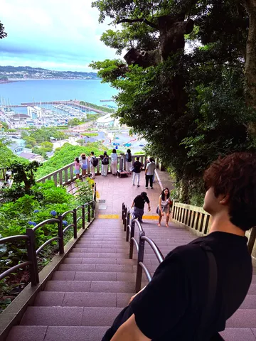 港を望む石段の風景