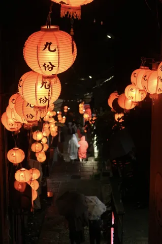提灯が導く九份の夜道