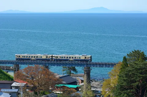 海を渡る列車の影