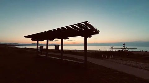夕暮れの浜辺の影