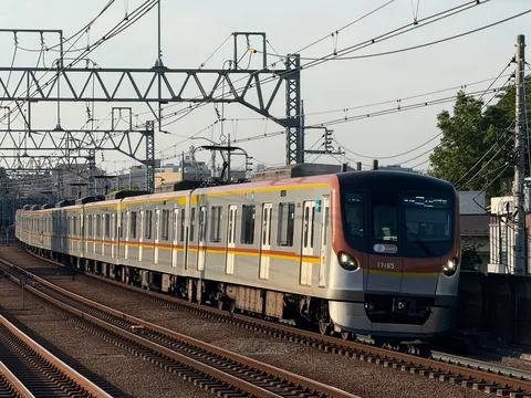 都会の迷路を快走！イケメン電車