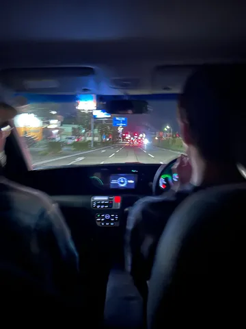 夜の車内、街の軌跡