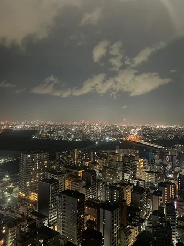 都会の夜景と雲のコントラスト