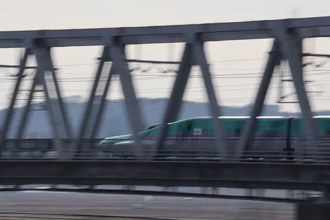 鉄橋を駆け抜ける緑の速達列車
